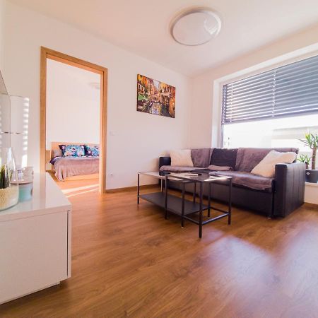 Modern Flat With Large Terrace Apartman Hradec Králové Kültér fotó