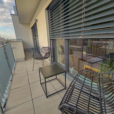 Modern Flat With Large Terrace Apartman Hradec Králové Kültér fotó