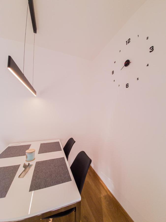 Modern Flat With Large Terrace Apartman Hradec Králové Kültér fotó