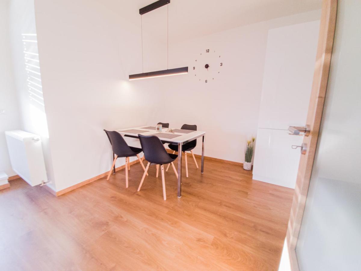 Modern Flat With Large Terrace Apartman Hradec Králové Kültér fotó