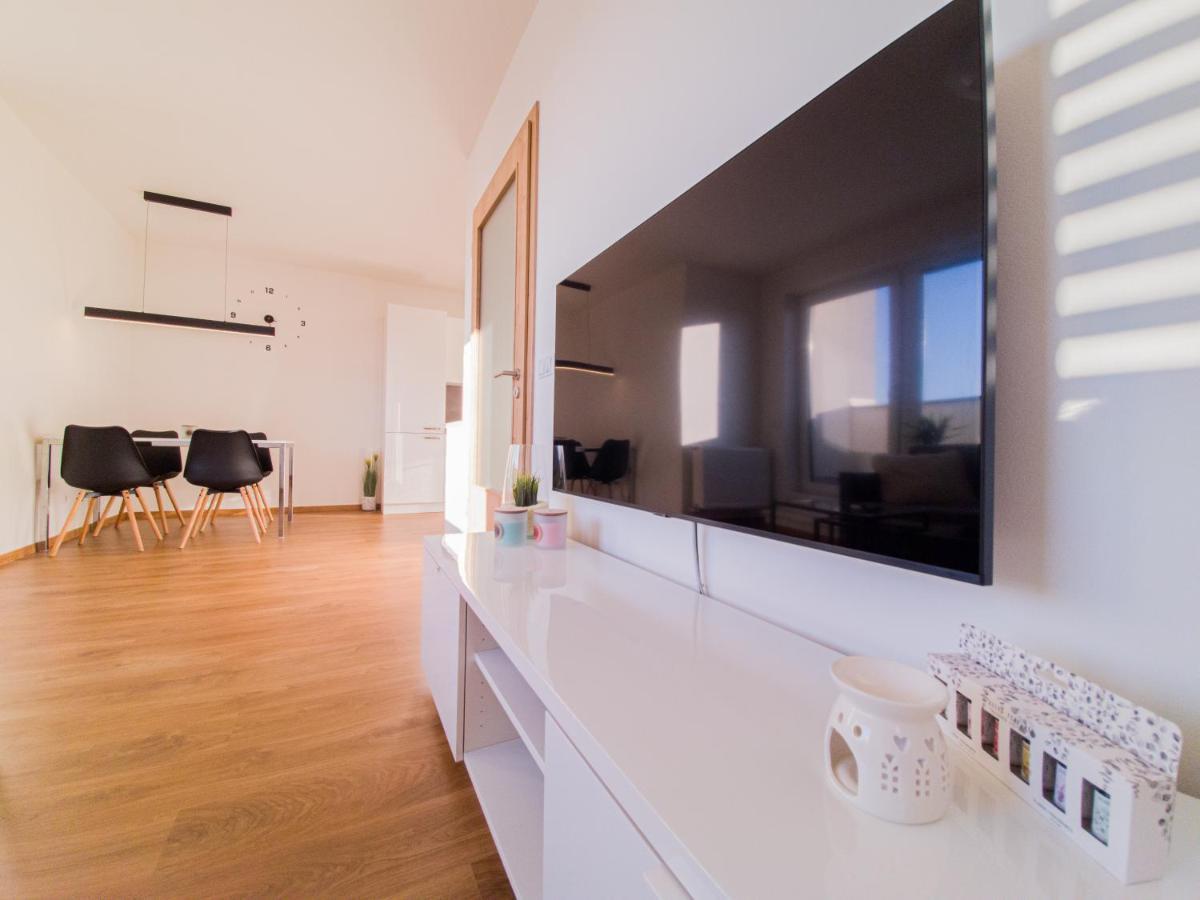 Modern Flat With Large Terrace Apartman Hradec Králové Kültér fotó