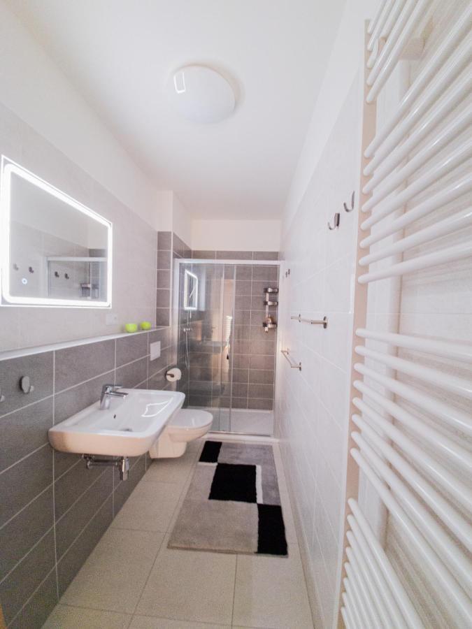 Modern Flat With Large Terrace Apartman Hradec Králové Kültér fotó