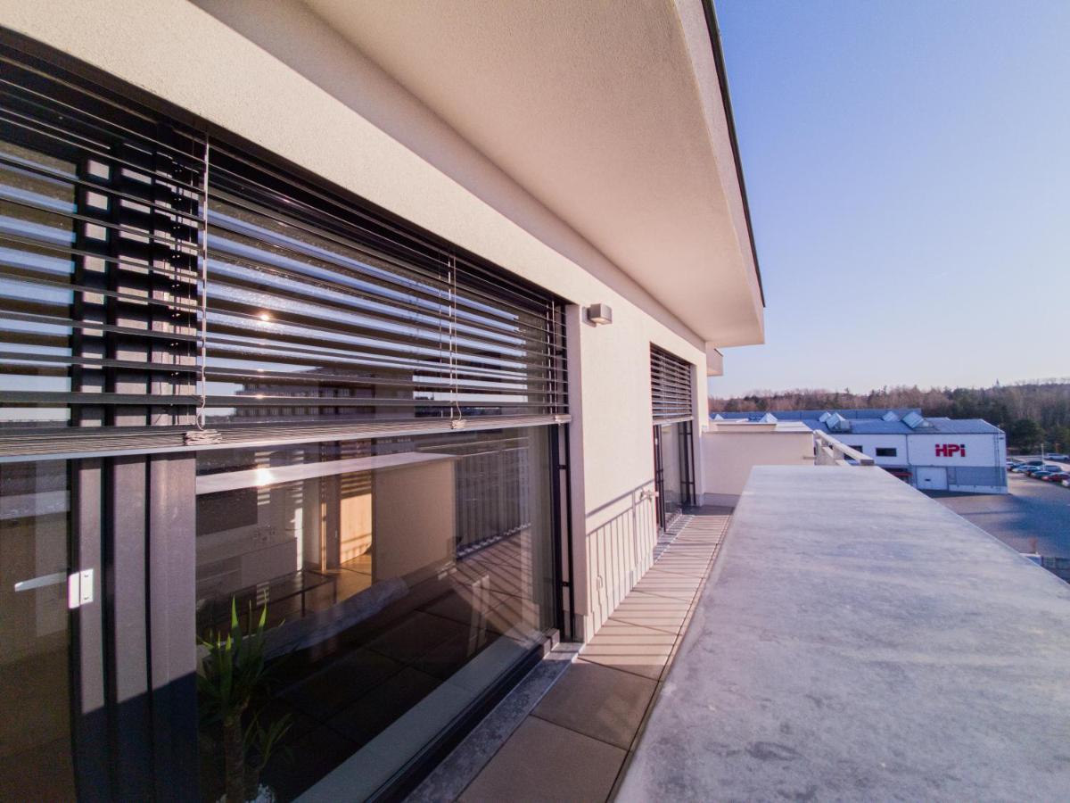 Modern Flat With Large Terrace Apartman Hradec Králové Kültér fotó