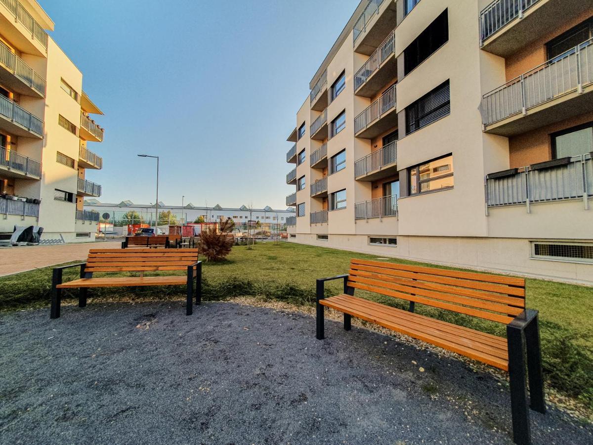 Modern Flat With Large Terrace Apartman Hradec Králové Kültér fotó