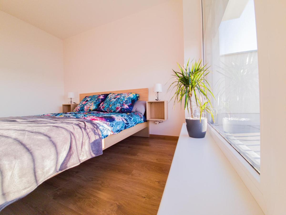 Modern Flat With Large Terrace Apartman Hradec Králové Kültér fotó
