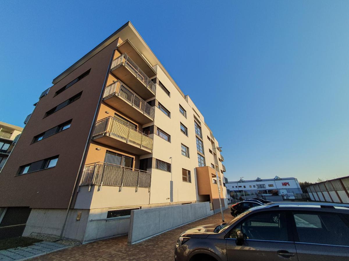 Modern Flat With Large Terrace Apartman Hradec Králové Kültér fotó