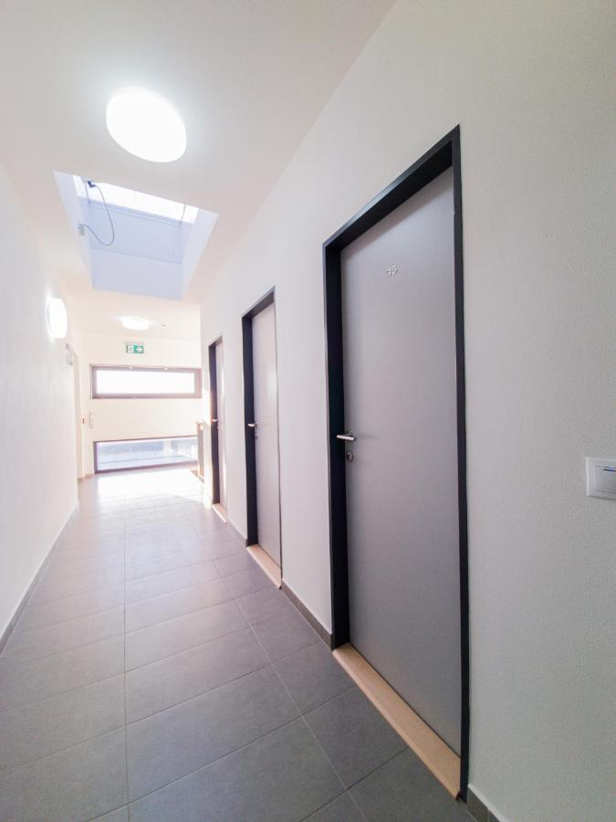 Modern Flat With Large Terrace Apartman Hradec Králové Kültér fotó