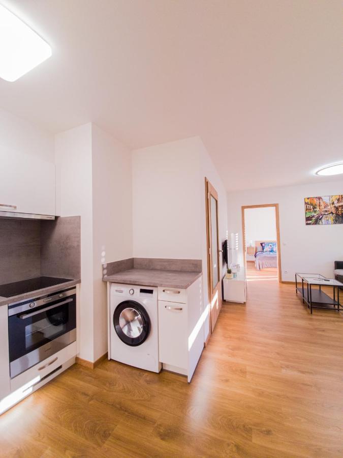 Modern Flat With Large Terrace Apartman Hradec Králové Kültér fotó