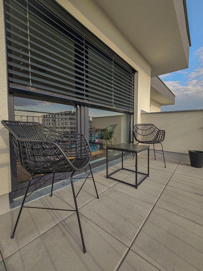 Modern Flat With Large Terrace Apartman Hradec Králové Kültér fotó