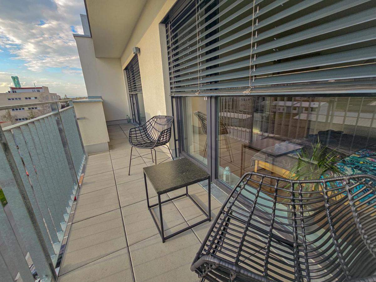 Modern Flat With Large Terrace Apartman Hradec Králové Kültér fotó